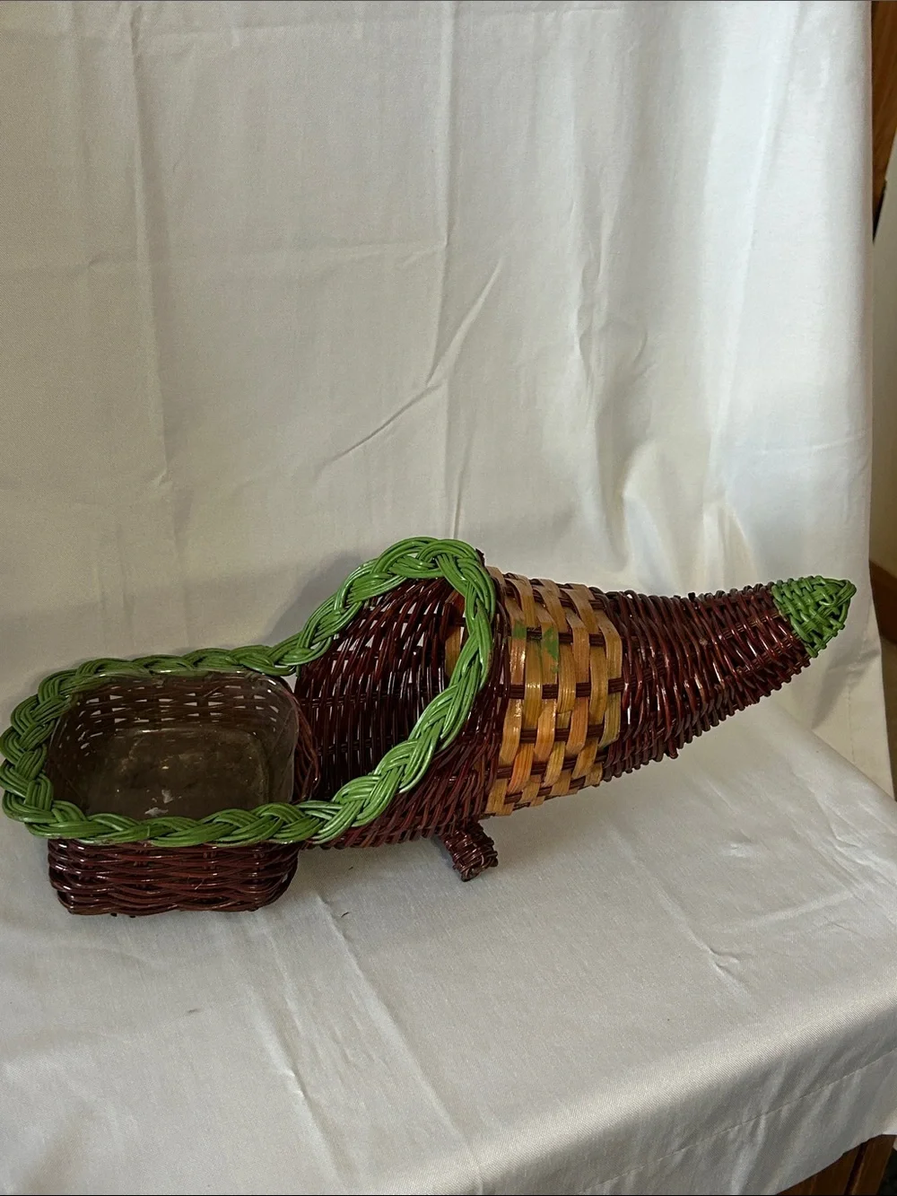 VTG two-tone wicker/rattan cornucopia basket with an attached tray base